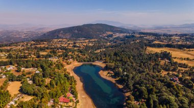 Brockman Barajı Meksika 'nın büyülü bir kasabası olan El Oro' da su kütlesi ve orman bitkileri kadar dağ sıralarını da görebilirsiniz.