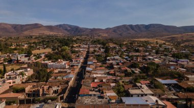 Indaparapeo Ana Kilisesi, Michoacn, Meksika, ve şehrin sokakları ve evleri, arka planda Sierra Madre batısındaki dağları görebilirsiniz..