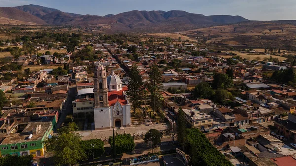 Indaparapeo Ana Kilisesi Michoacn Meksika Şehrin Sokakları Evleri Arka Planda — Stok fotoğraf