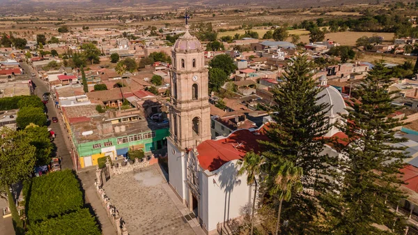 Κύρια Εκκλησία Indaparapeo Michoacn Μεξικό Καθώς Και Τους Δρόμους Και — Φωτογραφία Αρχείου