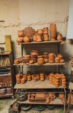 Geleneksel yöntemleri kullanarak kil, heykel, kap, vazo gibi Meksika çömlek sanatları.