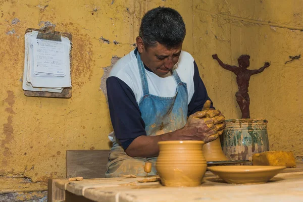 Meksykański Rzemieślnik Garncarski Pracujący Rękami Warsztacie Nad Rzeźbami Wazonami Dzbankami — Zdjęcie stockowe