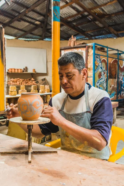 Mexicano Oleiro Artesão Trabalhando Barro Com Mãos Sua Oficina Para — Fotografia de Stock