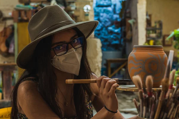 Adventurous Tourist Girl Learning Paint Crafts Pottery Clay Workshop — Stock Photo, Image