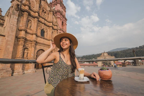 Ragazza Avventurosa Con Cappello Giallo Che Gode Caffè Nella Città — Foto Stock