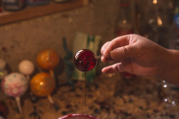 Handwerker Bemalt Weihnachtskugeln Seiner Werkstatt Verschiedenen Farben Mit Acrylfarbe Diamantfarbe — Stockfoto