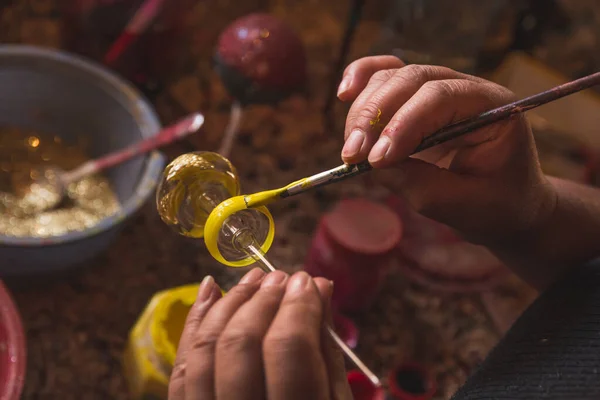 Craftsman Painting Christmas Spheres His Workshop Different Colors Using Acrylic — Stock Photo, Image