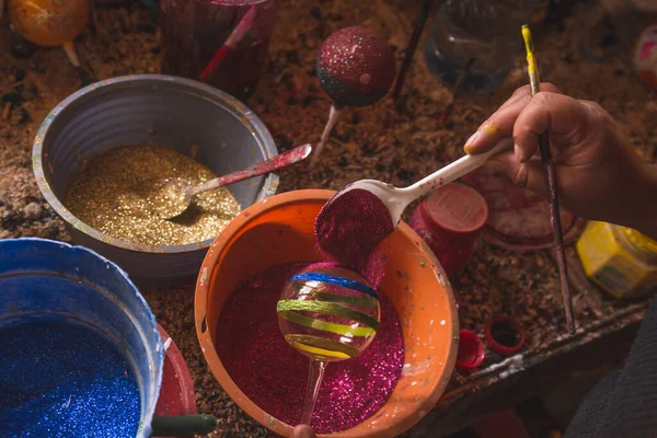 Craftsman Painting Christmas Spheres His Workshop Different Colors Using Acrylic — Stock Photo, Image