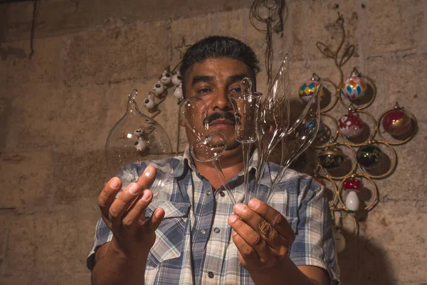 Craftsman Blowing Glass Create Christmas Balls His Workshop Help Blowtorch — Stock Photo, Image