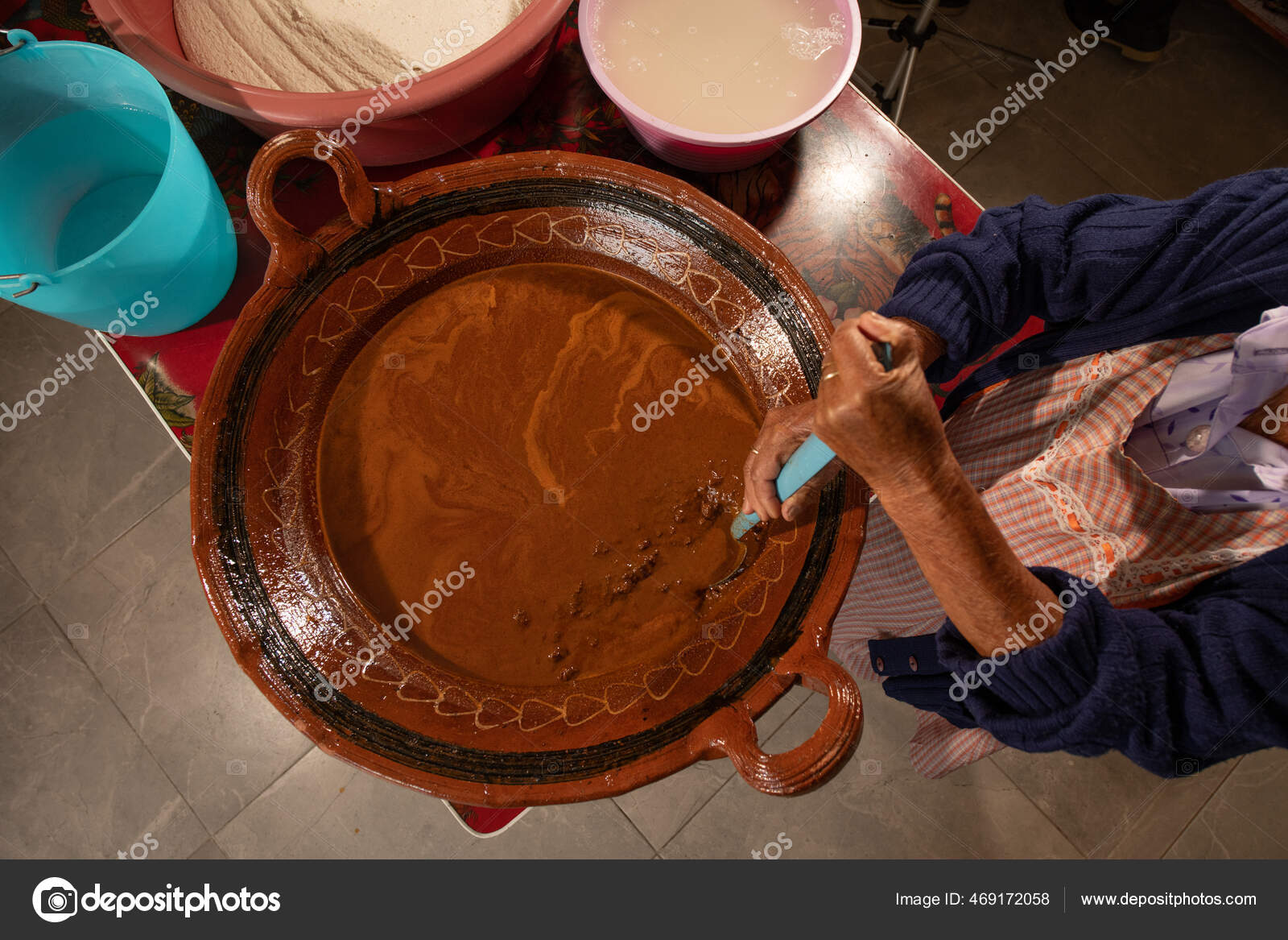 Mujer Indígena Mexicana Preparando Mole Una Olla Barro Para