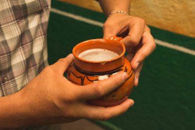 Yerli adam Pulque içiyor. Maguey 'den elde edilen likörden yapılan geleneksel bir Meksika içkisi..