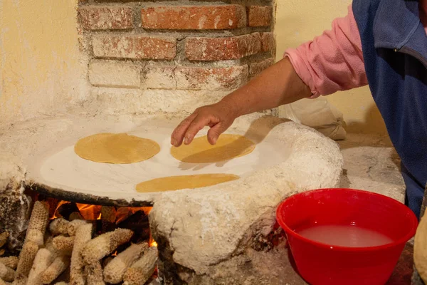 Indigenous Mexican Woman Preparing Handmade Tortillas Kitchen Totrtillas Used Accompany — Stock Photo, Image