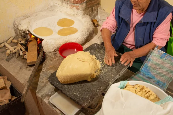 Indigenous Mexican Woman Preparing Handmade Tortillas Kitchen Totrtillas Used Accompany — Stock Photo, Image