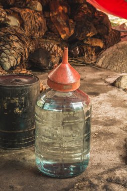 Sürahi dolusu mezcal, damıtıcıdan yeni alınmış, büyücülerin kalpleri fermantasyon için kesilmeyi bekliyor..