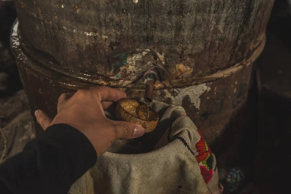 Mezcal 'ın damıtılması, onun yaratılışı için gerekli bir süreç, kavrulmuş magulenin kalbinden gelen sıvılar cam sürahilerin içinde paketlenmiş bu damıtmayı üretmek için kaynatılır..