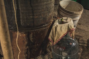 Mezcal 'ın damıtılması, onun yaratılışı için gerekli bir süreç, kavrulmuş magulenin kalbinden gelen sıvılar cam sürahilerin içinde paketlenmiş bu damıtmayı üretmek için kaynatılır..
