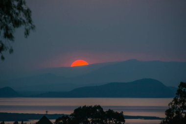Meksika, Michoacan 'daki Cuitzeo Gölü üzerinde gün batımı manzarası.