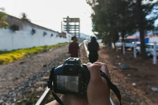 Fotógrafo Haciendo Imágenes Niñas Caminando Las Vías Del Tren Imagen —  Fotos de Stock