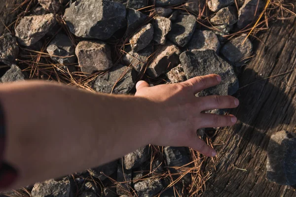 Mão Feminina Recolhendo Uma Pedra Nas Trilhas Trem — Fotografia de Stock