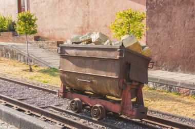 Taşlarla dolu bir maden vagonu, tren raylarında, Meksika eyaletinin El Oro şehrinde..
