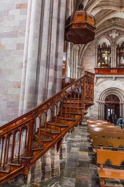 墨西哥米却肯大教堂的内部和细节 你可以看到哥特式柱子的对称 它的木制细节 如长椅和讲坛 — 图库照片