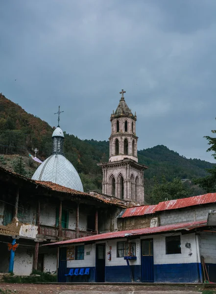 Exteriores Detalhes Catedral Angangueo Michoacan México Bem Como Algumas Casas — Fotografia de Stock