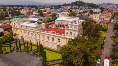 Toluca 'daki Edebiyat Enstitüsü' nün farklı açılardan hava fotoğrafçılığı, bina, bahçeler ve şehir seçkindir.