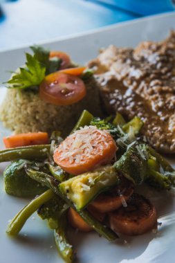 Peynirli ızgara sebze ve kişniş pilavı..