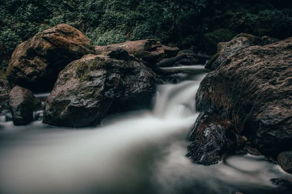 Valle de Bravo 'daki şelale ve nehir, uzun süre su altında kalan ipek etkisiyle, inanılmaz orman manzarası.
