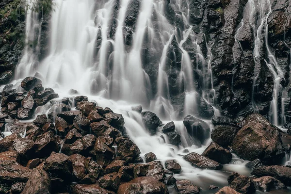 Valle de Bravo 'daki şelale ve nehir, uzun süre su altında kalan ipek etkisiyle, inanılmaz orman manzarası.