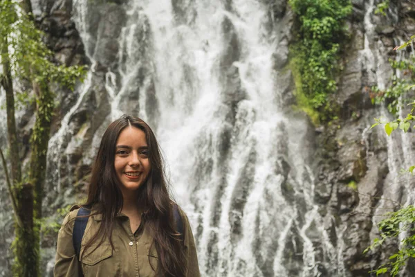 Menina Aventurosa Explorando Cachoeiras Meio Selva Com Roupas Leves Encontra — Fotografia de Stock