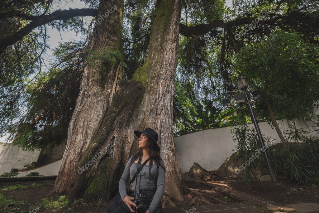 Chica latina de vacaciones en el mágico pueblo del Valle de Bravo
