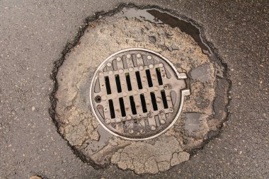 Halka açık yolda ıslak kanalizasyon.