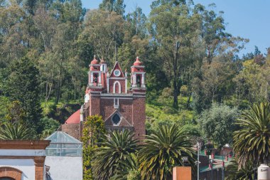 Meksika 'nın Metepec şehrindeki Cerro de los Magueyes Kilisesi, Iglesia del Calvario olarak da bilinir, tepenin üstünde eğilmek hoş bir manzara sağlar..