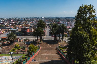 Meksika 'nın Metepec şehrindeki Cerro de los Magueyes Kilisesi, Iglesia del Calvario olarak da bilinir, tepenin üstünde eğilmek hoş bir manzara sağlar..