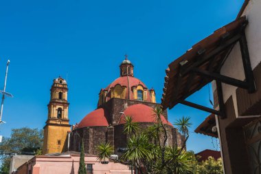 Metepec Katedrali 'nin arkasında, Meksika Eyaleti, kuleyi ve kubbeyi görebilirsiniz..