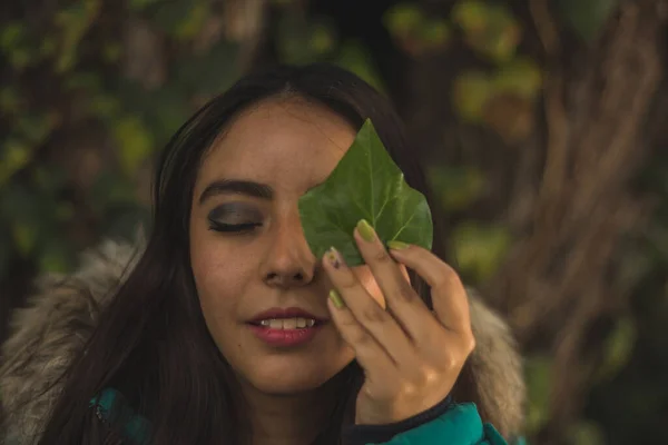 Девушка Зеленой Куртке Лесу Открывает Себя Чудеса Растительность Деревья Листья — стоковое фото