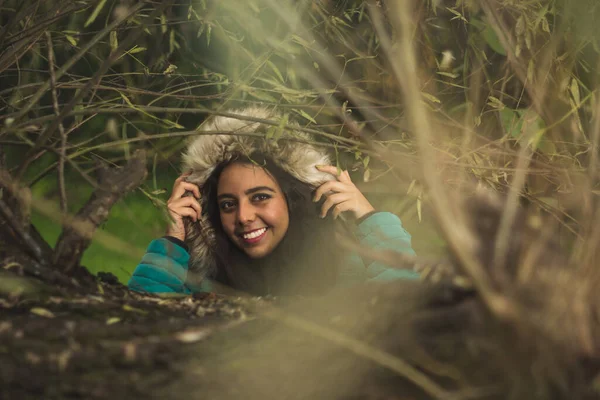 Menina Com Casaco Verde Floresta Descobrindo Suas Maravilhas Sua Vegetação — Fotografia de Stock