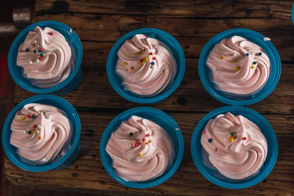 Merengues Rosados Dulce Tradicional Mexicano Presentados Pequeño Vaso Azul Adornados — Foto de Stock