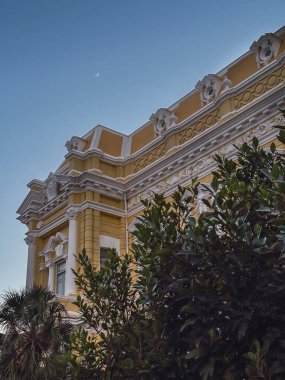 Arka planda mavi gökyüzü ve ay ile çelişen eski sarı ev, Merida Yucatan, Meksika 'da geleneksel ev..