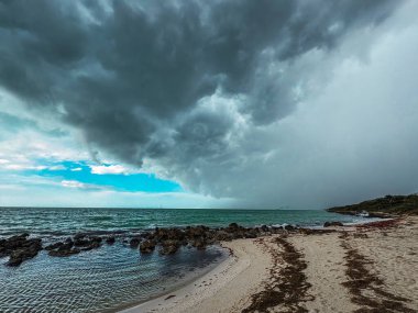 Ufuktan yaklaşan güçlü bir fırtına bulutu var..