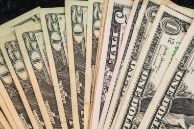 Bir grup Amerikan doları banknotundaki çeşitli banknotların faturaları