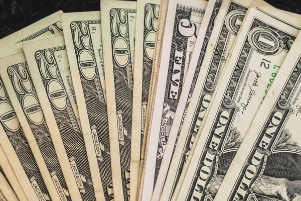 Bir grup Amerikan doları banknotundaki çeşitli banknotların faturaları