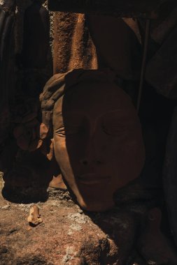 Kırık bir el işçiliği parçasının ayrıntıları. Renkli bir kadın yüzü.