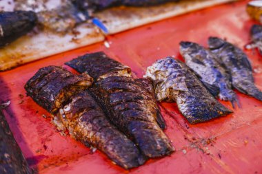 Meksika tianguilerinde geleneksel bir tezgahta kızarmış nehir balığı (açık hava pazarı).