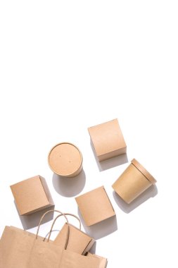 Karton kaplar, yiyecek, içecek ve eşyalar için bir çanta. Beyaz arka plan. Üst Manzarayı İzole Et. Uzayı kopyala Teslimat konsepti, paket servisi, el işi paketleme. Dikey