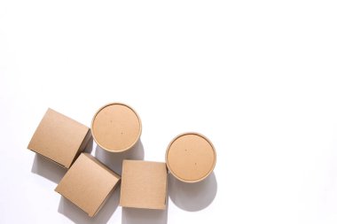 Yiyecek, içecek ve eşyalar için karton kaplar. Beyaz arka plan. Üst Manzarayı İzole Et. Uzayı kopyala Çevre dostu, teslimat, el işi ambalaj konsepti. Yatay Pankart.