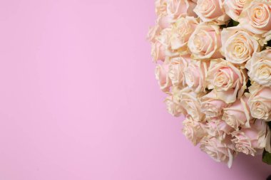 Pembe arka planda bir sürü gülden oluşan güzel bir buket. Aşk, doğum günü, tatil, kutlama, davetiye. Kadınlar günü teması. Hiç kimse. Uzayı kopyala Yatay. 