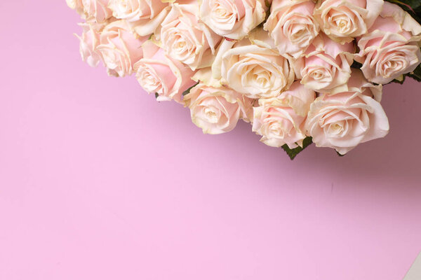 Красивый букет из многих роз на розовом фоне. Концепция любви, дня рождения, праздника, праздника, приглашения. Тема женского дня. Никого. Принято. Горизонталь. 