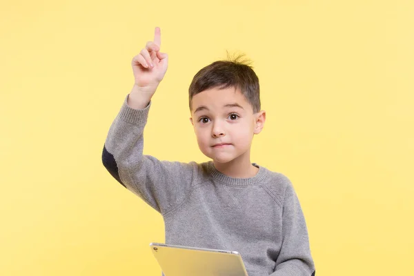 Enfant Caucasien Avec Une Tablette Une Idée Brillante Geste Main — Photo